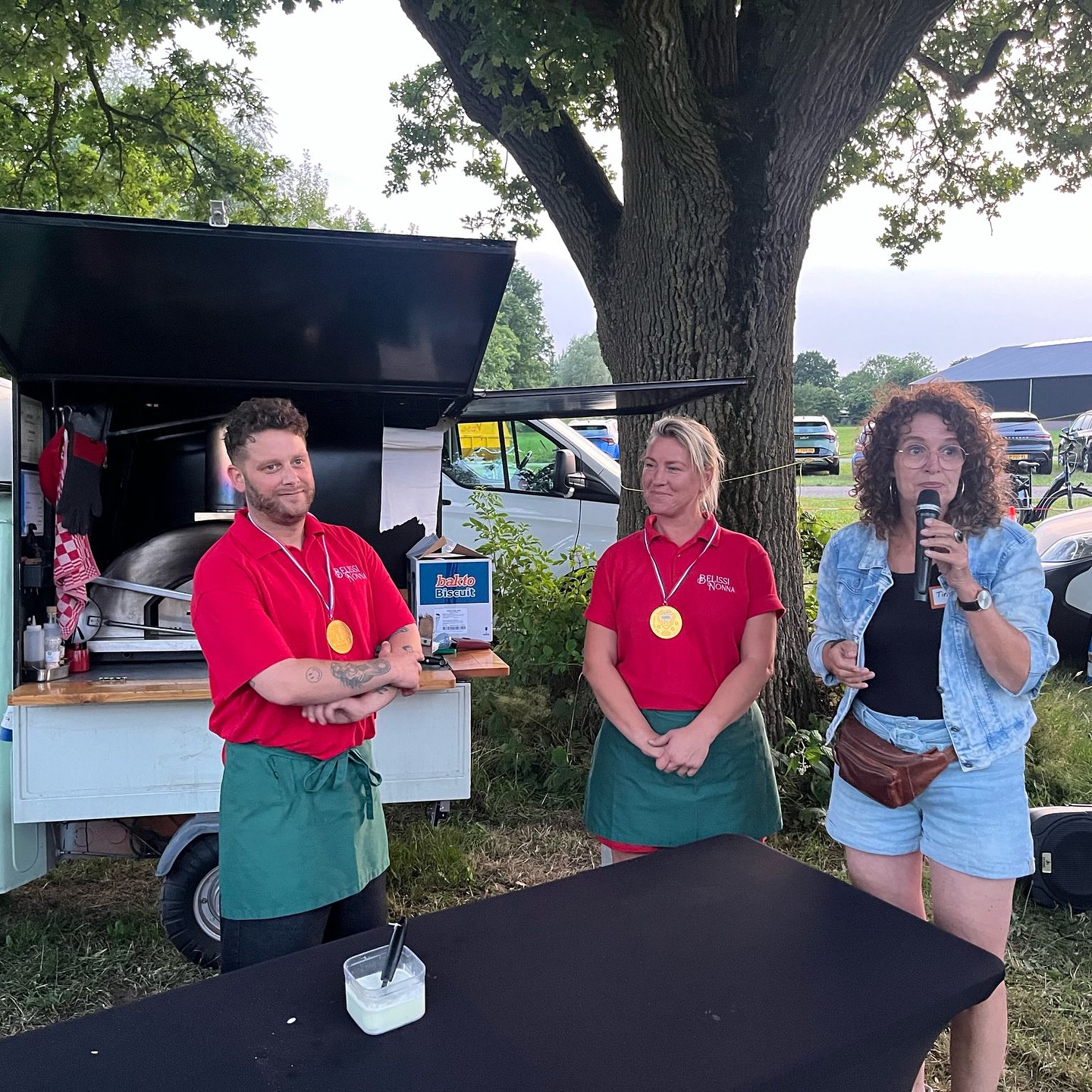 Het Belissinonna team voor de foodtruck